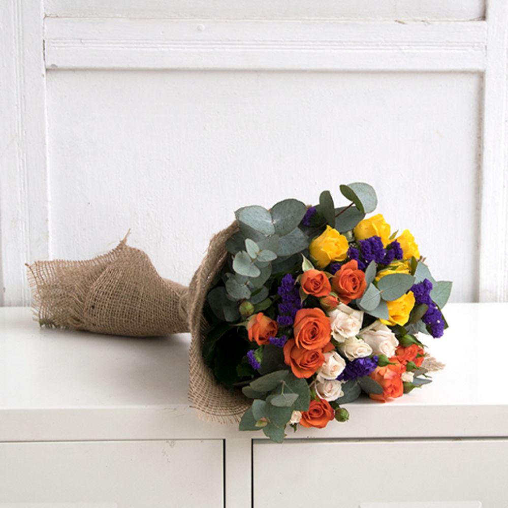 Букет из спрей роз со статицей