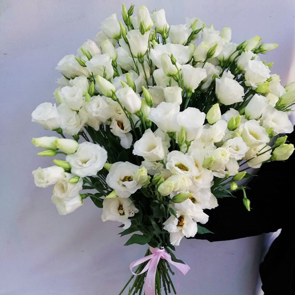 Букет из белых лизиантусов